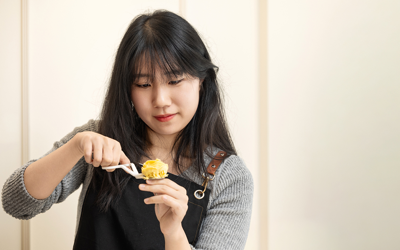 선생님의 설명을 들으며 차분히 앙금 꽃을 피우는 김승배 프로, 김혜윤 프로, 서희원 프로