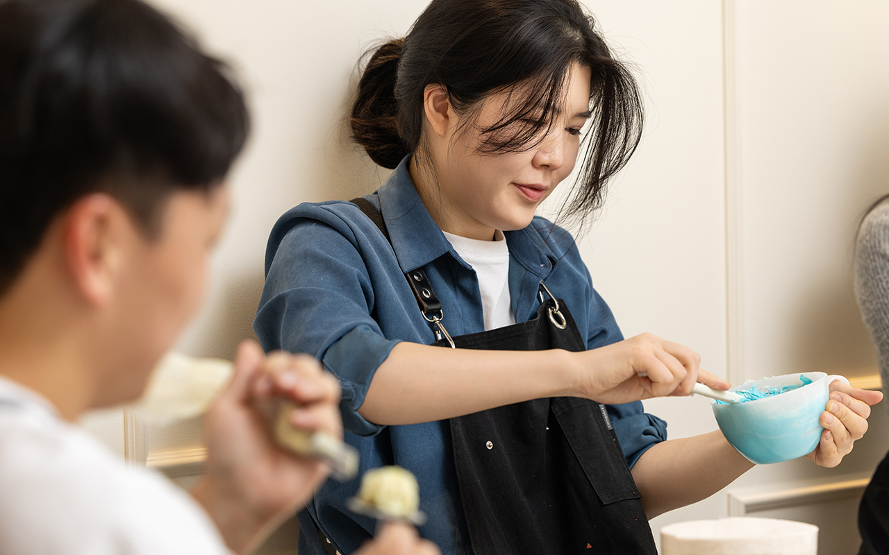 선생님의 설명을 들으며 차분히 앙금 꽃을 피우는 김승배 프로, 김혜윤 프로, 서희원 프로