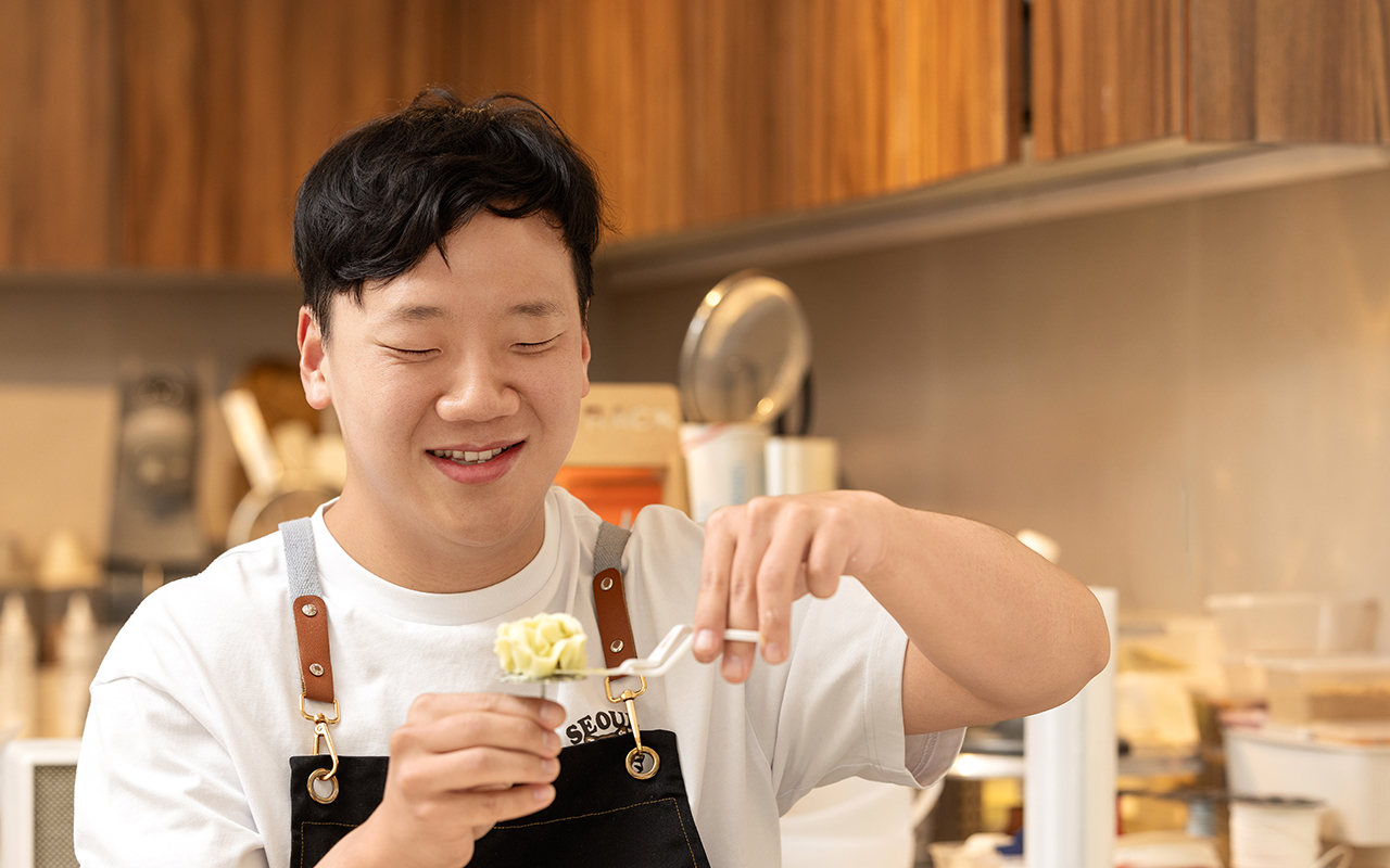 선생님의 설명을 들으며 차분히 앙금 꽃을 피우는 김승배 프로, 김혜윤 프로, 서희원 프로