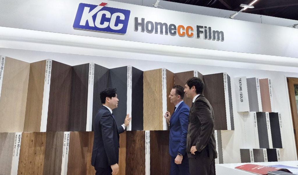 KCC글라스 홈씨씨 관계자가 '펜스터바우 프론탈레 2026'전시회에 마련된 홈씨씨부스에서 방문객에게 제품을 설명하고 있다.