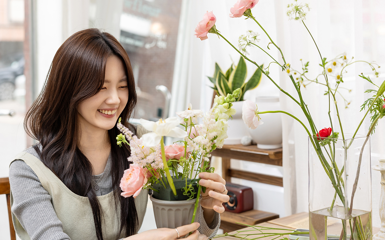 특별한 인연으로 시작해 같은 팀에서 근무하며 단짝이 된 KCC글라스 인테리어상품지원팀 구초희 대리, 인테리어제품지원유닛 김가인 대리