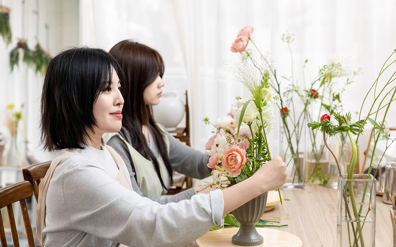 특별한 인연으로 시작해 같은 팀에서 근무하며 단짝이 된 KCC글라스 인테리어상품지원팀 구초희 대리, 인테리어제품지원유닛 김가인 대리