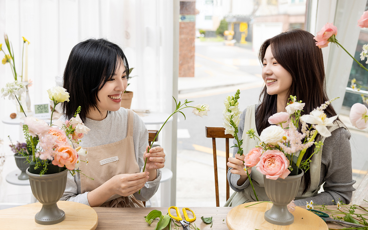 특별한 인연으로 시작해 같은 팀에서 근무하며 단짝이 된 KCC글라스 인테리어상품지원팀 구초희 대리, 인테리어제품지원유닛 김가인 대리