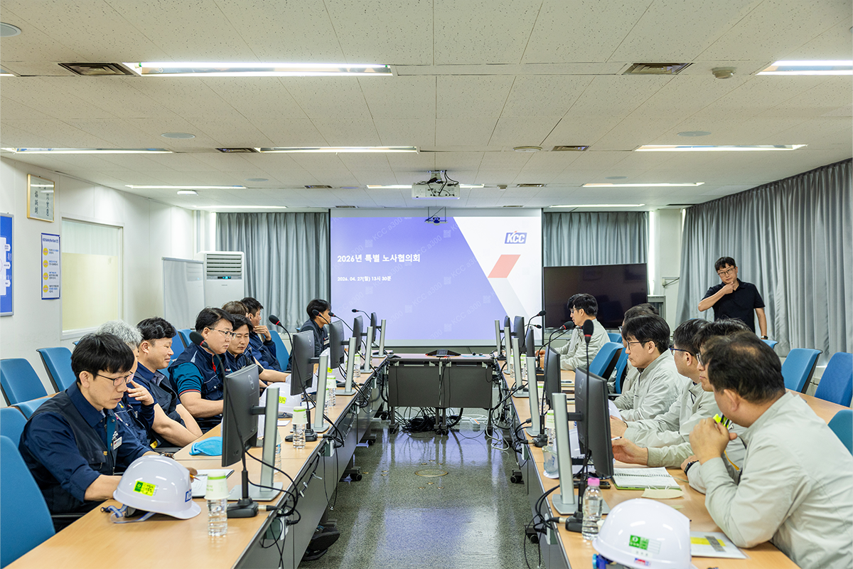 4월 27일 KCC 전주2공장에서 열린 노사협의회에서 문병원 공장장과 최종철 지회장을 비롯한 관계자가 참석한 가운데 노사 상생 선언문을 발표하고 있다.