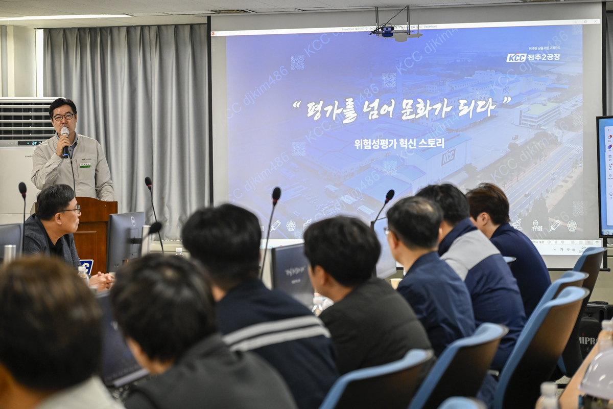 전주2공장 문병원 공장장이 인사말을 하고 있다.