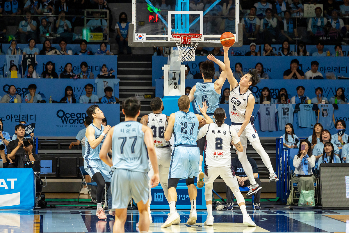 고양 소노아레나에서 열린 2025~2026 프로농구 챔피언결정전 5차전에서 KCC 이지스 선수들의 모습