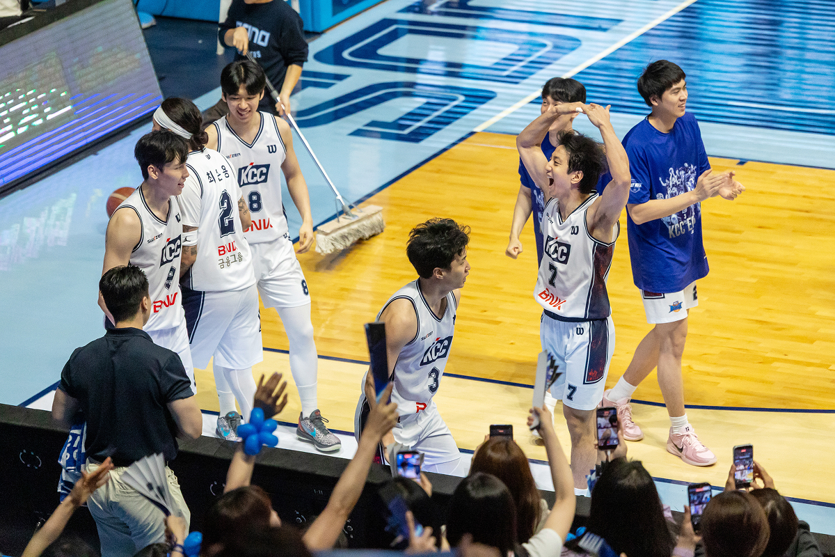 고양 소노아레나에서 열린 2025~2026 프로농구 챔피언결정전 5차전에서 KCC 이지스 선수들의 모습