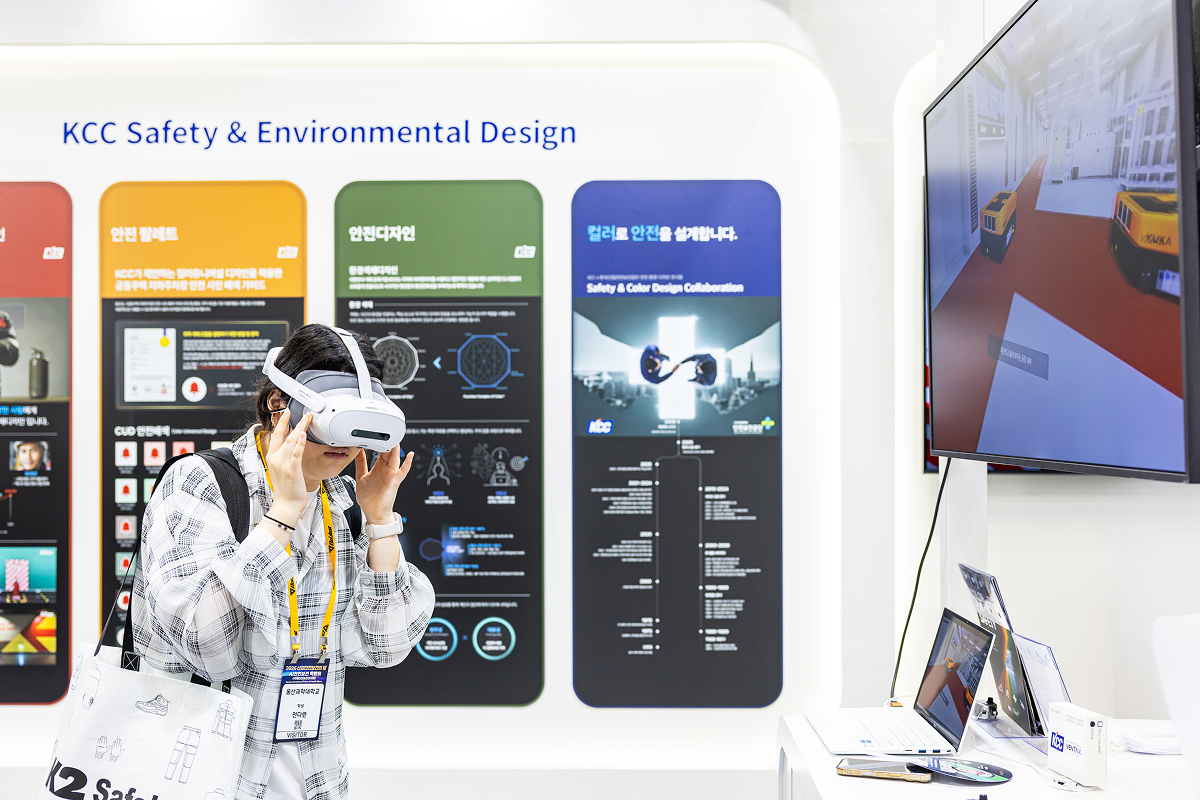 VR 체험존은 관람객이 안전환경디자인의 효과를 비교해볼 수 있도록 마련되었다.