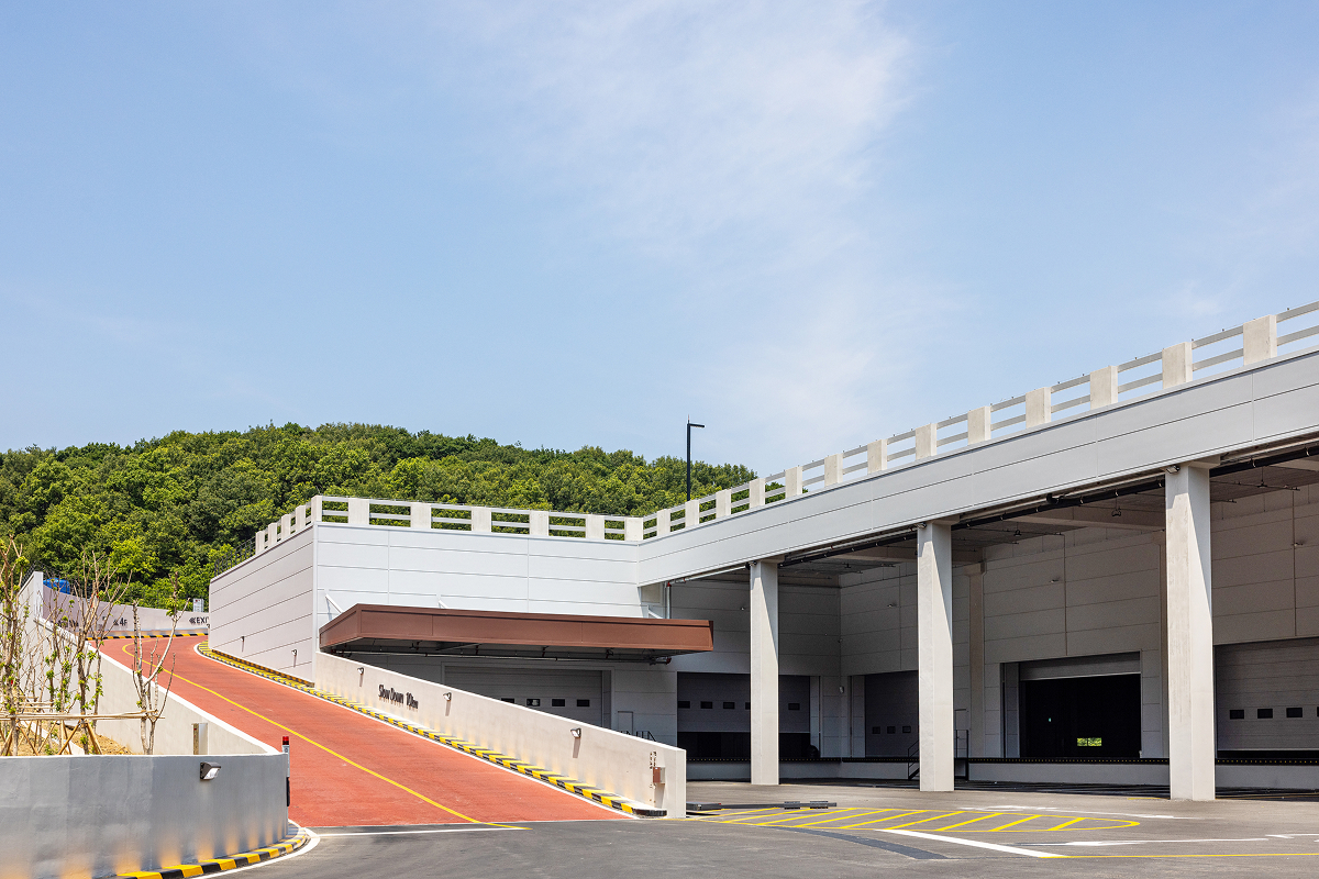 안성 당목 로지스틱스 파크는 여유로운 하역 공간이 돋보인다.