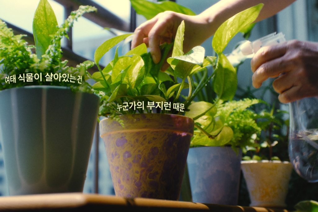 2026 KCC건설 스위첸 캠페인 '위대한 집안일'은 평범한 일상이 서로를 위한 배려와 돌봄으로 완성된다는 이야기를 담았다.