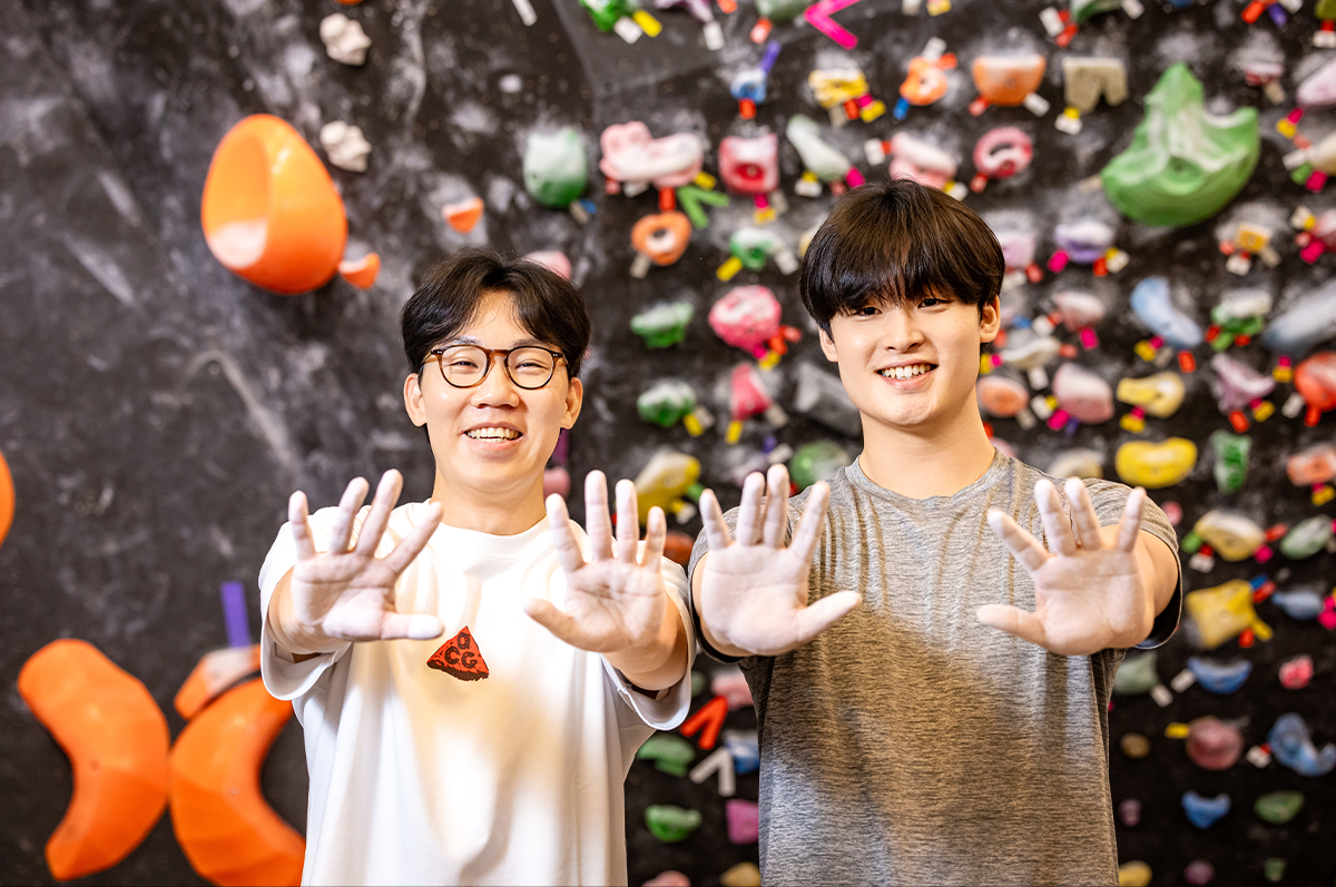 강사에게 암벽을 오르는 수업을 들은 후, 본격적으로 등반에 앞서 손의 그립력을 높이는 초크(Chalk)를 바르는 한동규 사원, 김세민 사원