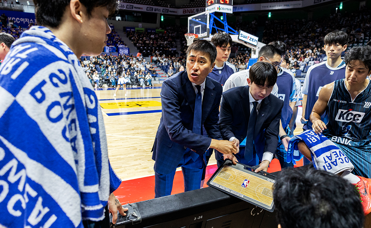 개막전에서 KCC 이지스는 2~3쿼터에서 벌어진 점수 차를 극복하지 못하고 아쉽게 졌다.