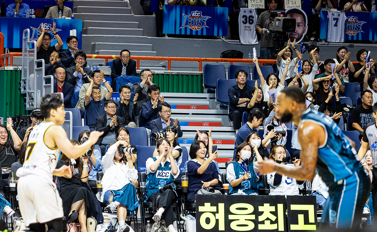 선수들을 응원하며 다양한 이벤트를 즐기는 KCC 이지스 팬들
